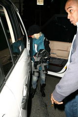 幻灯图集：克里斯蒂娜有惊无险 撞车后依旧购物