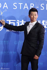 组图：万达百米红毯第二秀 梁朝伟赵薇众星百态