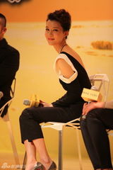 组图：车晓亮相商业活动 大露美背展亲和力