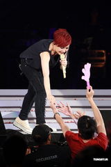 组图：梁静茹香港红馆个唱落幕 造型百变气氛热