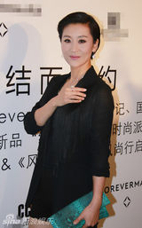 组图：苗圃黑衣热裤出席活动大秀好身材