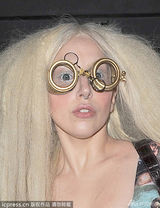 组图：Gaga怪人眼镜爆炸头抢镜 秀名画印花裙