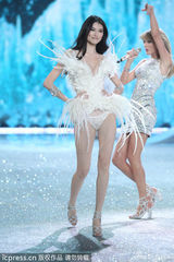 组图:维密年度大秀开幕泰勒献唱 众超模T台斗艳