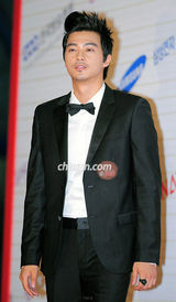 组图：首尔电视剧颁奖 李彩英性感装秀傲人双峰