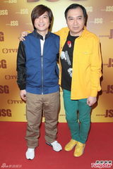 组图：黄家强黑纱透视装露点 与叶世荣重组乐队