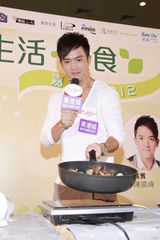 高清组图：陈炜现身秀厨艺 为烹饪比赛任评委