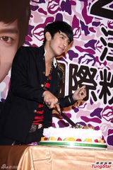 组图：汪东城生日会回忆纯爱 戴美瞳似漫画人物