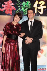 组图：梁咏琪庆生与老外丈夫激吻旁若无人