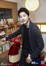 组图：宋仲基称拍戏时依赖朴宝英 变骄傲会被前辈训