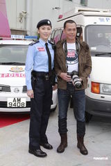 组图：《女警爱作战》开机谢天华扮记者拍照