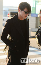 组图：JYJ赴广州宣传亚运 墨镜口罩遮面亮相