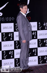 组图：孙艺珍新片《共犯》试映 混搭装扮个性