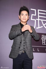 组图：张晓龙赴台记者会媒体挤爆 闭口不谈绯闻