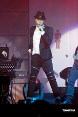 幻灯图：张智霖开音乐会 张继聪刘心悠友情助阵