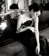 组图：许晴曝黑白冷艳写真 香肩半露演绎宫廷风