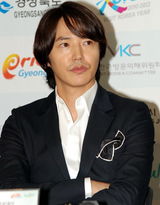 高清组图：金范任韩流宣传大使 委任式亮招牌笑容