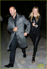 组图：超模罗茜与男友斯坦森约会 车内撒娇索吻