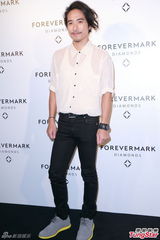 组图：陈豪默认知胎儿性别 Lisa.s黑裙亮相活动