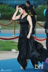 组图：艺智苑等出席电影节走蓝地毯