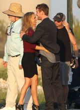 组图：波特曼和法斯宾德片场亲密拥抱