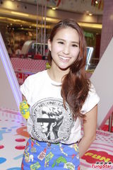 组图：何超莲出席慈善活动 T恤印有吴克群头像