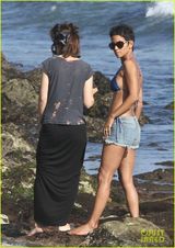 组图：哈利贝瑞身穿蓝色比基尼开心度假