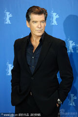 幻灯图集：《捉刀手》亮相 伊万与布鲁斯南比帅