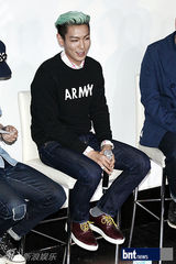 组图：BigbangTOP出席某服饰品牌20周年庆祝晚会