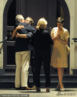 组图：安妮-海瑟薇和未婚夫热吻秀甜蜜