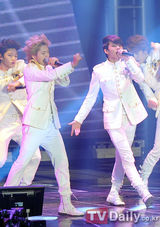 组图：INFINITE首尔举行单独演唱会 劲歌热舞纷呈