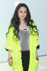 组图：《劲歌金曲》录影 阿娇(钟欣桐)出席郑欣宜落泪