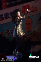 组图：五月天张惠妹等接力开唱 领众人跨越2011年