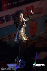 组图：五月天张惠妹等接力开唱 领众人跨越2011年