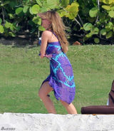 组图：大胸妈咪索菲娅日光浴 丁字裤露底忙遮挡