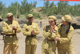 幻灯图：《兵团往事》新疆热拍 涓子庆生晒幸福