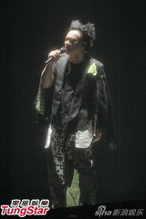 组图：陈奕迅开唱造型似黑山老妖 少说话多唱歌