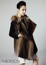 组图：韩星蔡时那秋装写真 成熟优雅女人味十足