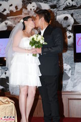 组图：香港艺人钱嘉乐汤盈盈结婚 接吻秀对戒