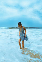 组图：吉克隽逸新歌将发 沙滩深V写真露胸光