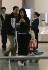 独家：高圆圆黑裙装现身机场 聊手机疑隔空传情