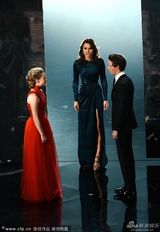 组图：《悲惨世界》主创献唱 海瑟薇拥抱杰克曼