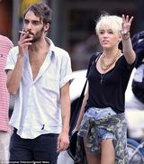 组图：短发麦莉帅气亮相 街边打车着急抓头发