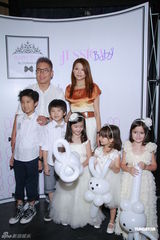 组图：陈炜出席活动否认与陈展鹏宿怨十年