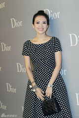 组图：章子怡简洁装扮亮相唇红齿白微笑甜美