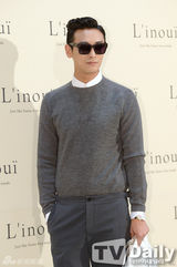 组图：张根硕少女时代等背靓包光鲜出席活动