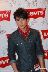 组图：吴尊牛仔装出席活动 谈及生日感动不已