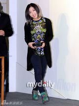 组图：2NE1成员孔敏智朴春参加首尔国际摄影器材展