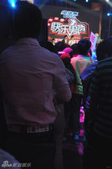 幻灯图：快男突围赛现神秘LV男 疑似唱片界同行挖角