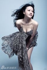 组图：杨渝渝裙角飞扬 性感清纯两极轻松游走