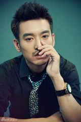 高清图：袁文康帅气写真曝光 雅痞气质显冬日时尚